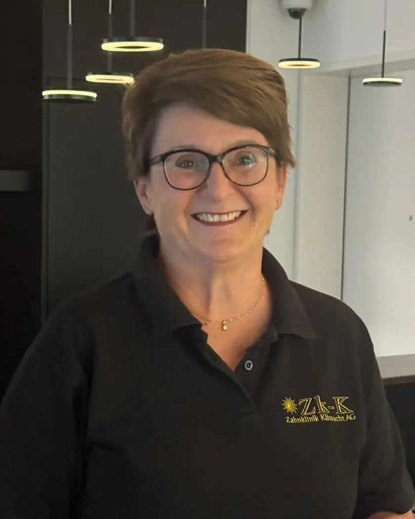 Andrea Germann, Telefon und Organisation, im schwarzen Poloshirt mit Zk-K-Logo