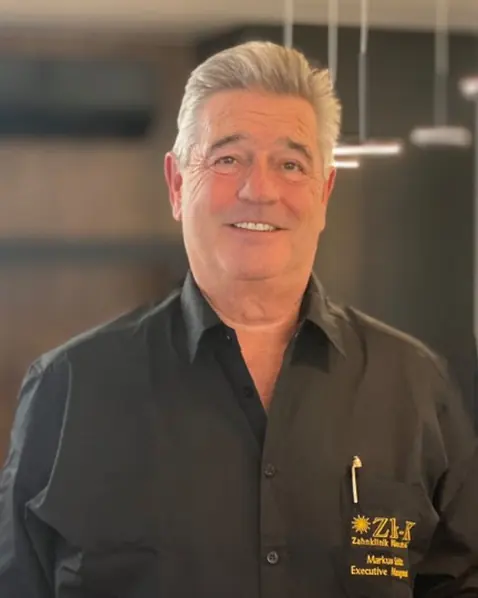 Markus Schütz, Executive Management, im schwarzen Hemd mit Zk-K-Logo