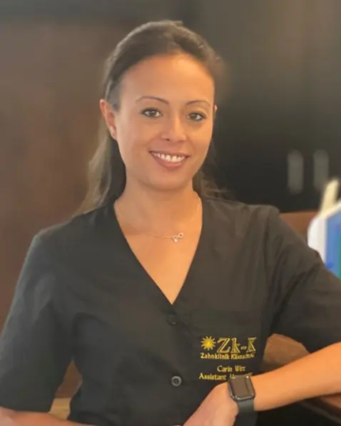 Carin Wirz, Assistentin Management und Prophylaxe, im schwarzen Kasack mit Zk-K-Logo